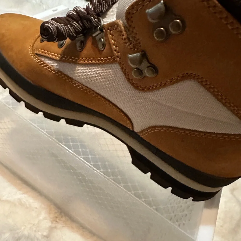 Timberland• Classic Men's Brown and Cream Boots•9.5